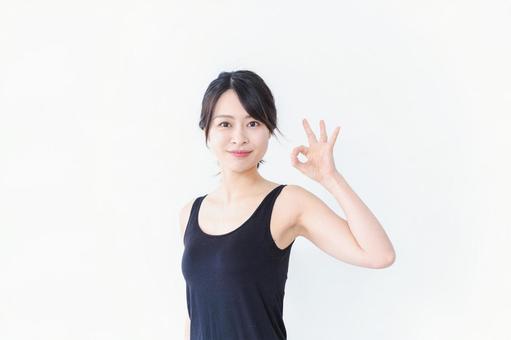 OKサインをする笑顔の若い女性 成功,了解,スマイルの写真素材