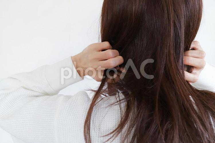 髪の毛を触る女性　ヘアケアイメージ 髪の毛,ダメージ,トラブルの写真素材
