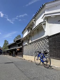 有松宿の町並みと自転車_1 有松宿,なまこ壁,漆喰壁の写真素材