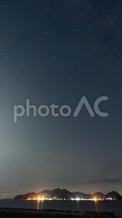 海岸で撮られた星空と対岸の灯火 星雲,銀河系,夏の写真素材