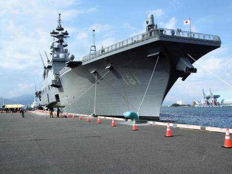 護衛艦ひゅうがと清水港 護衛艦ひゅうがと清水港の写真