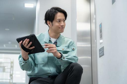 メンテナンスをする若い男性エンジニア メンテナンスをする若い男性エンジニア エンジニア,技術者,メンテナンスの写真素材