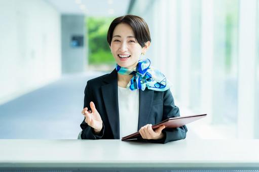 案内する受付の女性 案内する受付の女性 笑顔,コンサルタント,受付の写真素材
