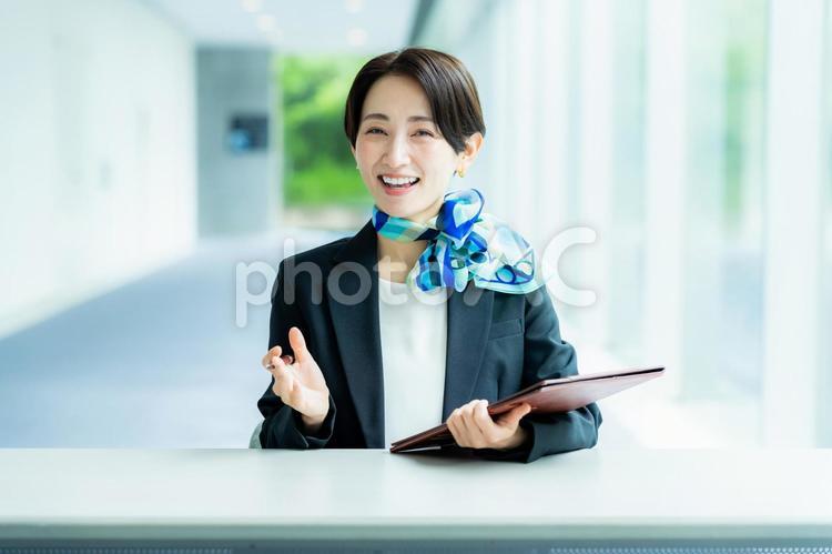 案内する受付の女性 笑顔,コンサルタント,受付の写真素材