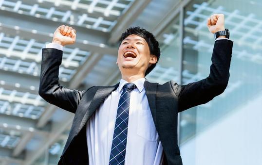 ガッツポーズをする元気な男性ビジネスマン ガッツポーズをする元気な男性ビジネスマン 男性,ガッツポーズ,嬉しいの写真素材