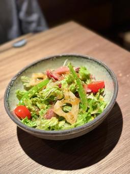 居酒屋のお通しサラダの写真