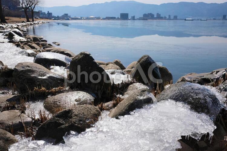 氷のたまった諏訪湖の湖岸 冬,雪,氷の写真素材