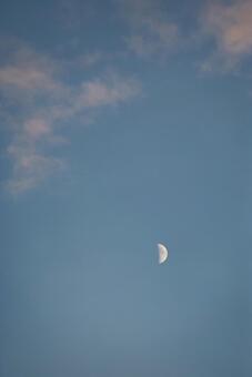 夕暮れの月と雲 月,夕暮れ,雲の写真素材