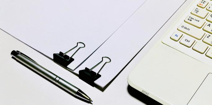 デスクワーク 書類の作成 モノトーン デスクワーク 書類の作成 モノトーンの写真