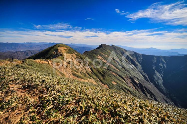 紅葉の谷川連峰の稜線 谷川岳,谷川連峰,紅葉の写真素材