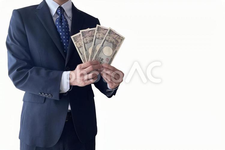お金と男性　現金を持つサラリーマン 男性,お金,現金の写真素材