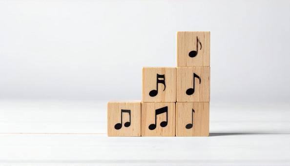 白木テーブルの上の音符の積み木 白木テーブルの上の音符の積み木の写真