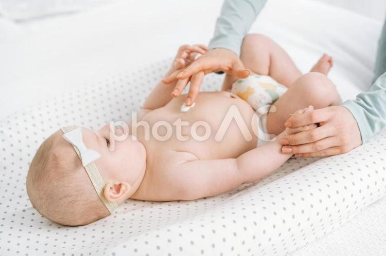 赤ちゃんの胸にクリームを塗る手元 赤ちゃん,クリーム,塗るの写真素材