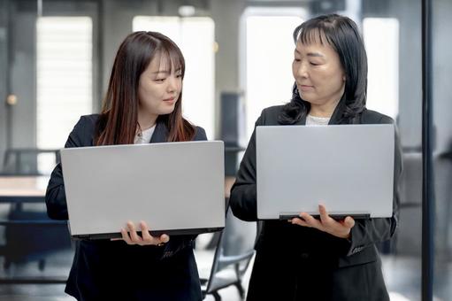 ビジネスウーマンとPC ビジネスウーマン,働く女性,女性の写真素材