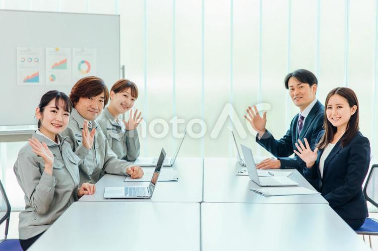会議をする作業着姿・スーツ姿の会社員 作業着,ビジネス,会議の写真素材