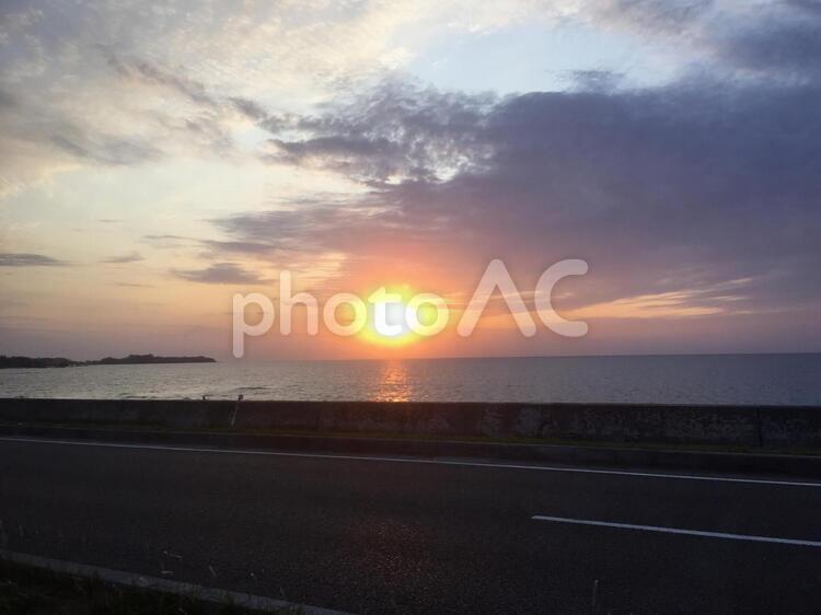 【水平線に沈む夕陽】 水平線,夕陽,沖縄の写真素材