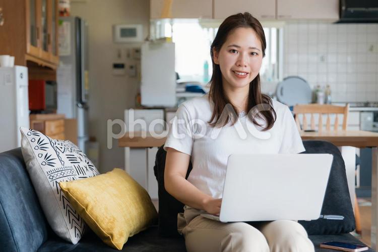 自宅のリビングで仕事する女性　在宅勤務 在宅勤務,在宅ワーク,リモートワークの写真素材