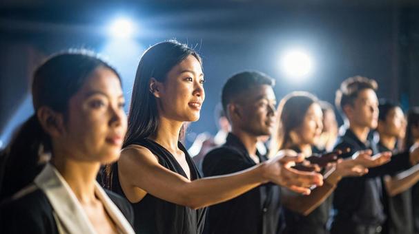 集団で演技をするオーディション中の人達の写真