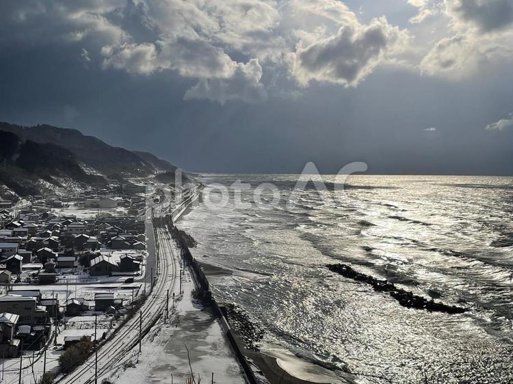 【撮り鉄】煌めく海面沿いのローカル線 鉄,反射,撮り鉄の写真素材