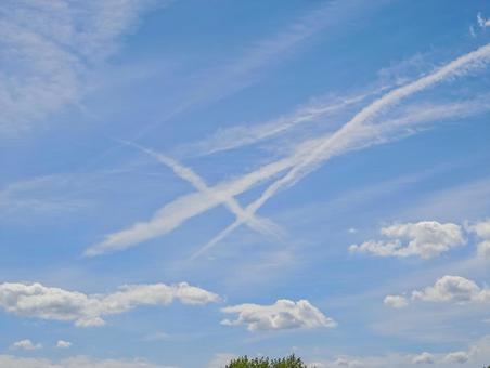 青空とX字の飛行機雲 青空,空,雲の写真素材