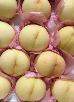 夏の果物と言えば桃♪おいしい水蜜桃(縦) 夏の果物と言えば桃♪おいしい水蜜桃(縦)の写真
