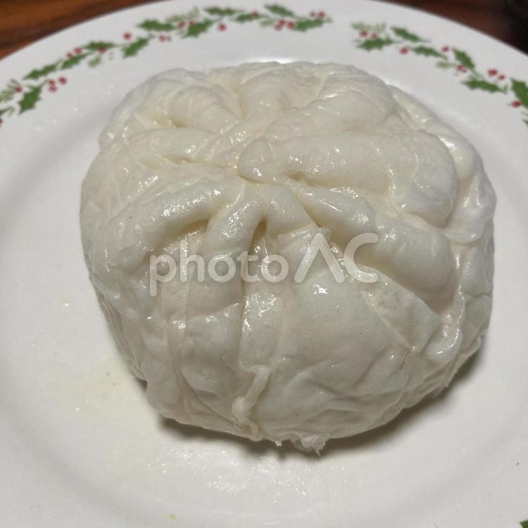 肉まん　アップ　クリスマス白皿 肉まん,１個,アップの写真素材