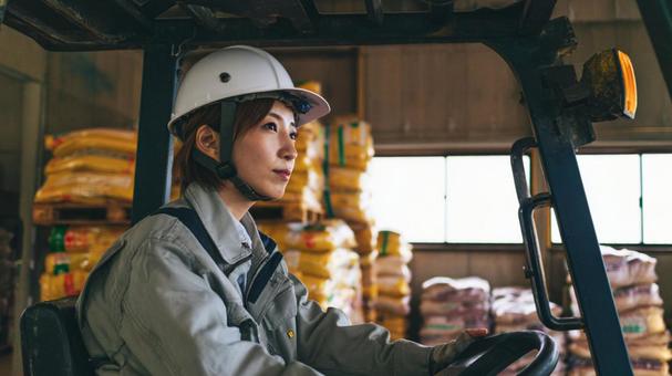 真剣な表情の女性作業員 真剣な表情の女性作業員の写真