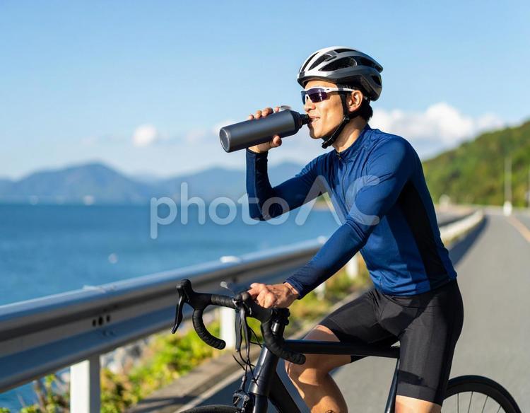熱中症予防・給水するサイクリスト 熱中症対策,水分補給,ロードバイクの写真素材