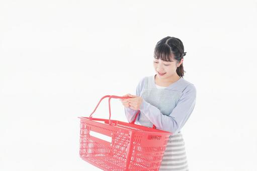 スーパーで買い物をする若い主婦 スーパーで買い物をする若い主婦 献立,白バック,スーパーの写真素材