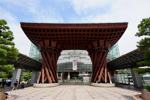 金沢駅 鼓門の迎え 金沢駅 鼓門の迎え 金沢駅,鼓門,もてなしドームの写真素材