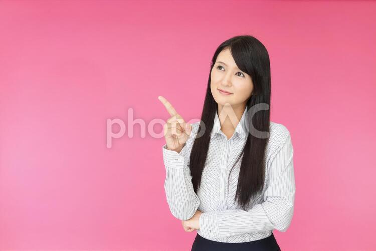 指示する笑顔の女性 日本人,女性,人物の写真素材
