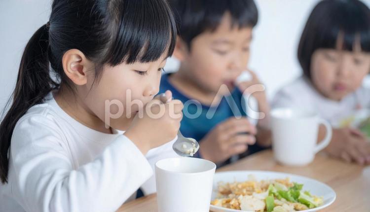 お泊り保育で一緒に食事をする園児たち お泊り保育,保育,男の子の写真素材