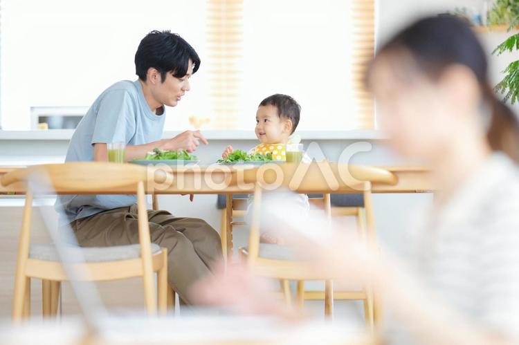 子供と食事中の父 親子,食事,笑うの写真素材