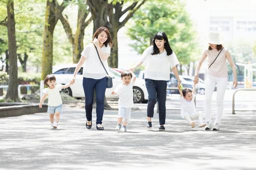 ママ友 母親 育児 ママ友 母親 育児 ママ友,公園,男性の写真素材