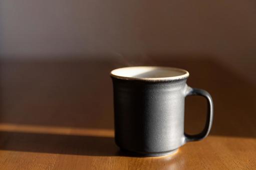 温もりのある焼き物で頂くホットコーヒー コーヒー,湯気,珈琲の写真素材