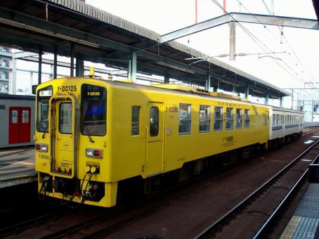 キハ125形イエロー停車  キハ125,yーdc125,jr九州の写真素材
