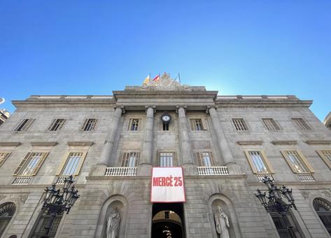 バルセロナ市庁舎とLa Mercèの旗 バルセロナ市庁舎とLa Mercèの旗 バルセロナ,スペイン,カタルーニャの写真素材