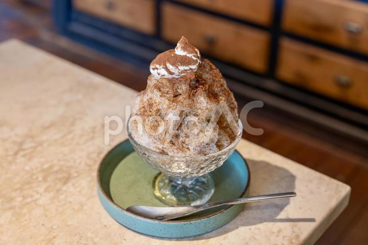 ガラスカップに映えるかき氷 かき氷,ティラミス,コーヒーの写真素材