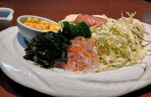 季節のサラダ【なつ】の写真