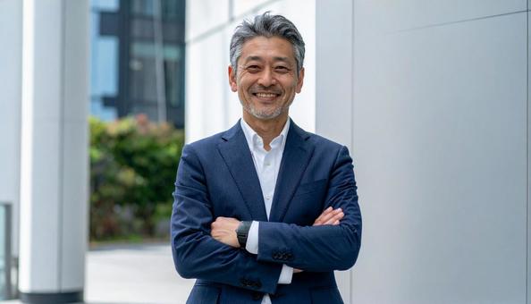 腕組みするスーツ姿の40代ビジネスマン 腕組みするスーツ姿の40代ビジネスマンの写真