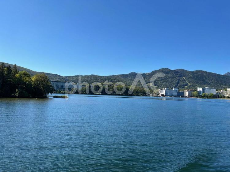 秋の湖と野山とホテル 湖,湖面,森の写真素材