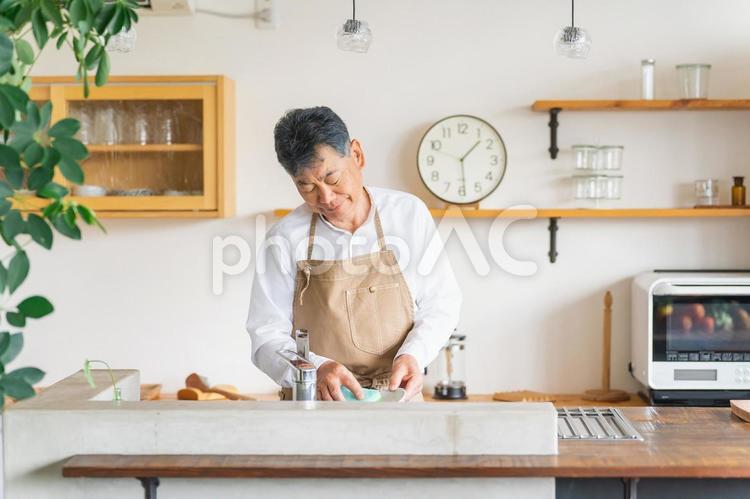 お皿洗い・食器洗いをする高齢者男性 皿洗い,食器洗い,家事の写真素材