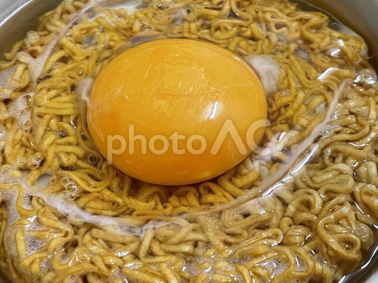 卵のせインスタントラーメン 卵,即席麺,卵のせの写真素材