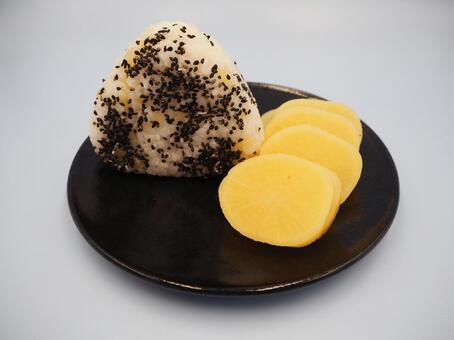 ごま塩ふりかけおにぎり＆沢庵・家庭料理 ごま塩ふりかけ,おにぎり,握り飯の写真素材