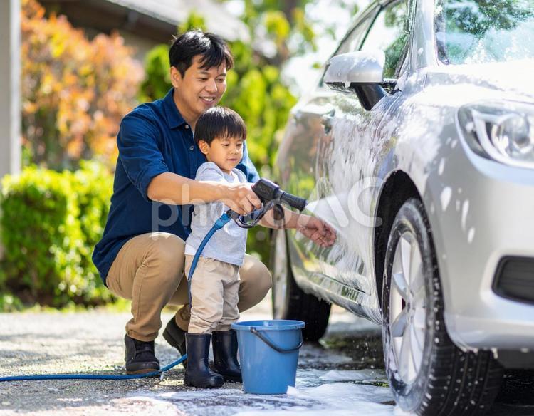 親子で楽しむ夏の洗車タイム 洗車,親子,家族の写真素材