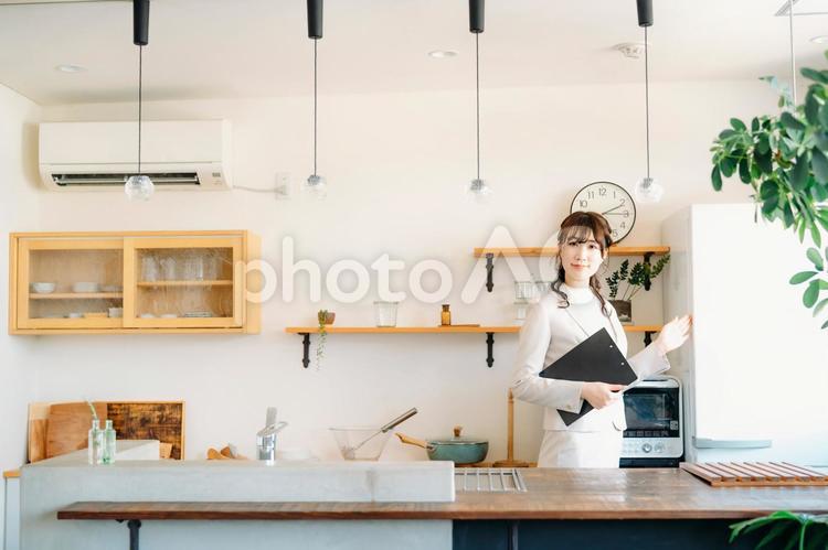 キッチンに立つビジネスウーマン（不動産） 不動産,キッチン,モデルハウスの写真素材
