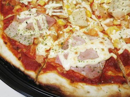 ベーコンポテトピザのアップ ピザ,ベーコンポテトピザ,ピッツァの写真素材