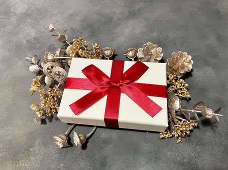 赤いリボンのギフトボックスと植物の飾り プレゼント,ギフト,クリスマスの写真素材