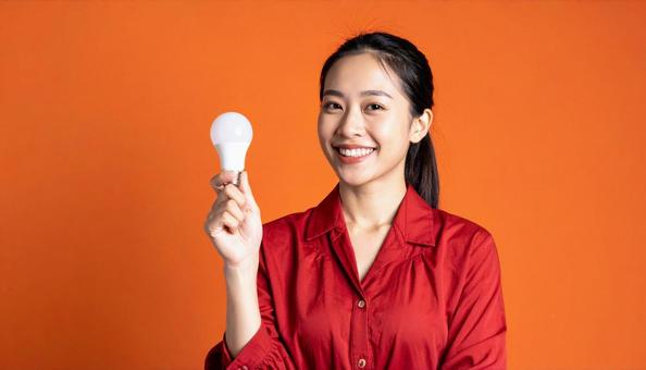 アイデアが浮かんだ笑顔の若い日本人女性 アイデアが浮かんだ笑顔の若い日本人女性の写真