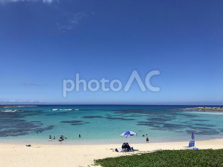 エメラルドグリーンの海で海水浴 エメラルドグリーン,コバルトブルー,海水浴の写真素材